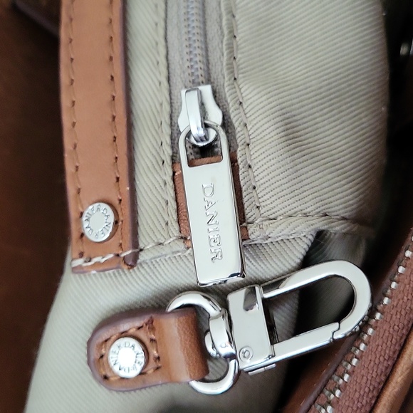 Danier Vintage Structured Leather Tote in Tan - Picture 9 of 16